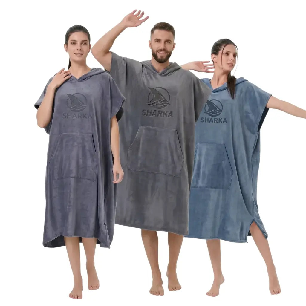 Colección de ponchos cambiadores Sharka en colores azul acero, gris oscuro y gris humo, microfibra de 400 gsm para natación