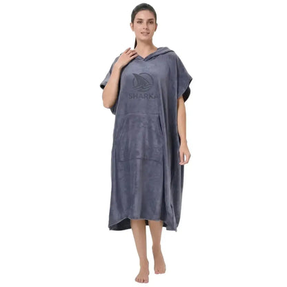 Poncho cambiador Sharka color gris humo para mujer con capucha, microfibra de 400 gsm