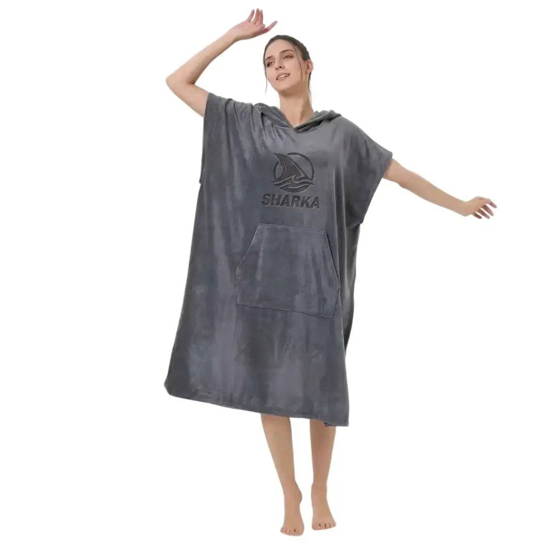 Poncho cambiador Sharka 400 GSM de microfibra gris oscuro para mujer, ideal para natación