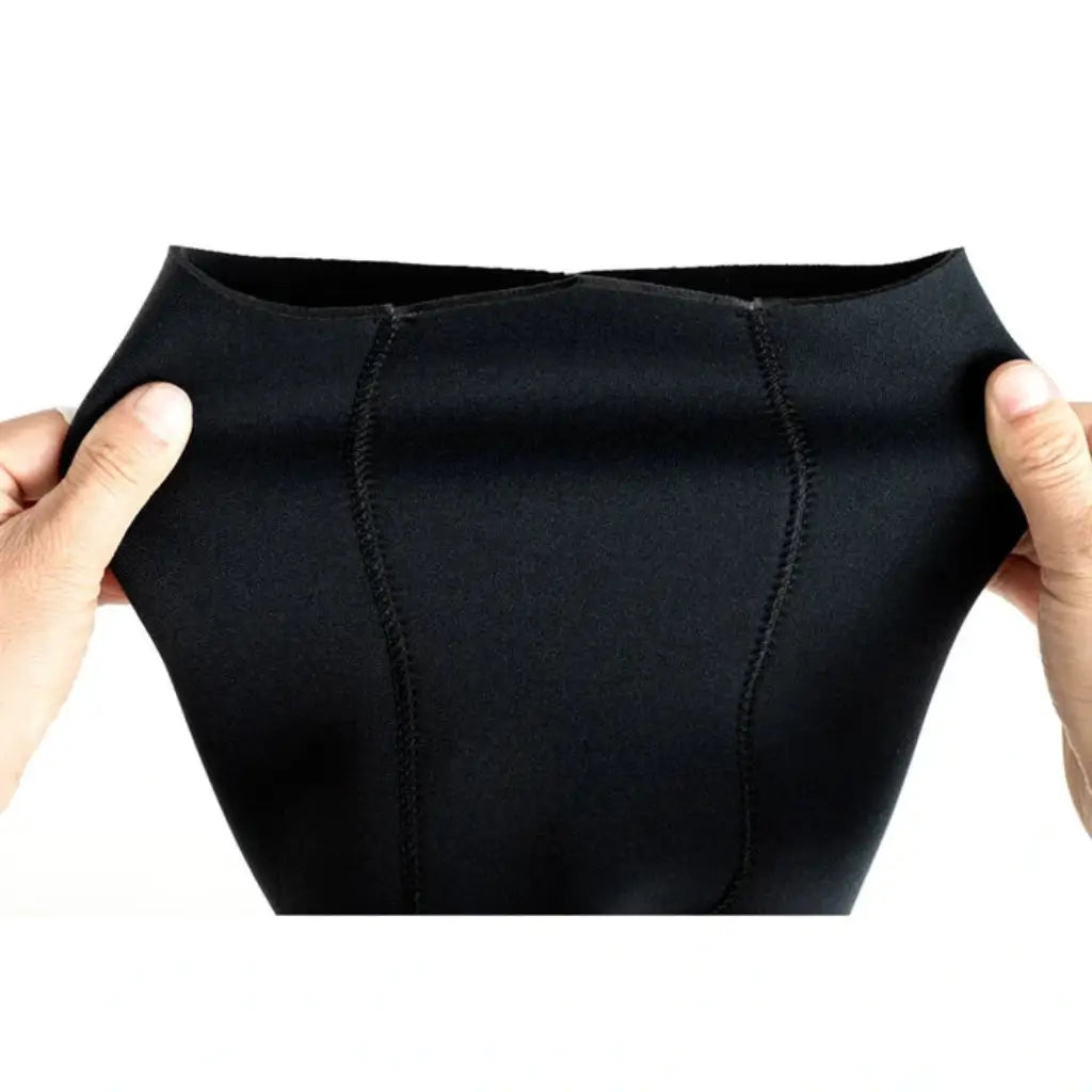Detalle de la elasticidad y costuras reforzadas de la capucha de neopreno Sharka de 3mm