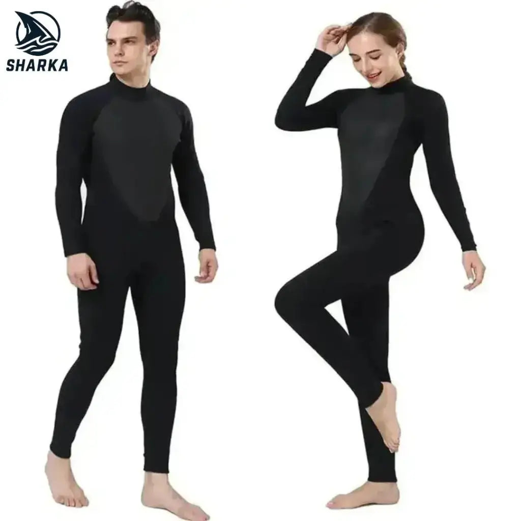 Modelos usando el wetsuit Sharka Origins con protección UVA y UVB para surf y natación